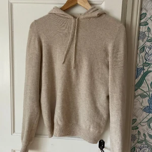 Soft goat hoodie  - Soft goat hoodie i mycket bra skick! 100% Kashmir 