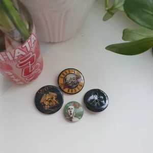 Musik pins - 5 kr styck eller alla för 15☺️