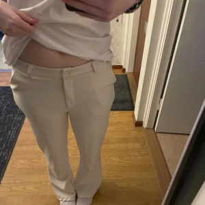 Kostymbyxor - Vita kostymbyxor från lager 157, sitter bra på mig som är ca 160. Endast använda en gång därav nyskick, säljer då de inte kommer till använding