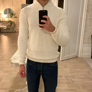 Zara Zip Up - Köpt för 600kr, men mitt pris är 299kr. Storlek M, sparsamt använd. 