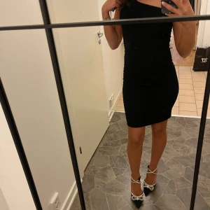 Klänning  - One shoulder klänning. Aldrig använd helt svart basic.