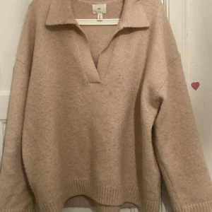 Tröja H&M - Säljer denna fina stickade tröja från H&M då jag vuxit ur den. Den är lite oversized i storleken. Jätte fin och bra kvalitet. Den har en fin ljusrosa färg som inte riktigt syns på kameran ☺️💕