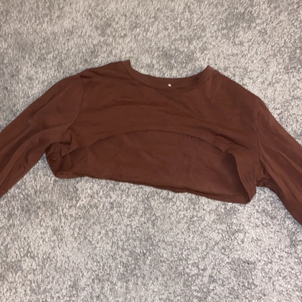 Hej! säljer denna bruna tröja! På grund av att den inte kommer till användning fint skick!. Blusar.