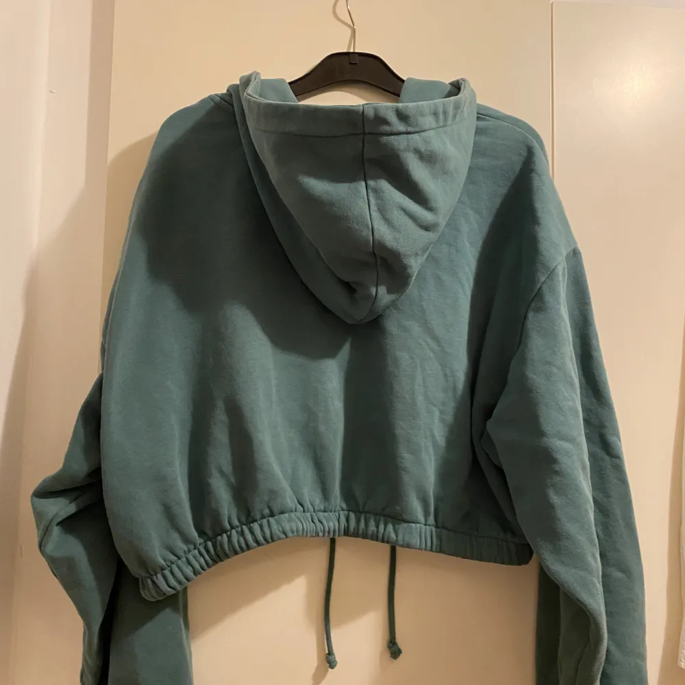 Jag säljer min gröna, croppade, zip up hoodie från Week day. Använd endast ett fåtal gånger och är som ny. Mycket bekväm och mysig! Passar M och S. Köparen står för frakt☺️. Hoodies.