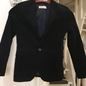 H&M SAMMETS KAVAJ - Barn kavaj från h&m storlek 134 ca 8-9år i blå sammet