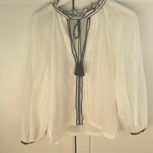 Vit strand skjorta  - Vit strand skjorta från Zara i storlek XS, skortan är använd fåtal gånger.