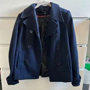 Marinblå kappa/vårjacka från H&M - Marinblå kappa/vårjacka från H&M perfekt nu inför våren✨Säljer pga har en annan. Liten i storlek, passar en XXS skulle jag säga. Fint skick! Kontakta vid frågor🥰