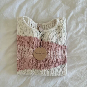 Supersöt stickad tröja - Säljer den här superfina tröjan från Skovhuus. Storlek xl men liten i storleken. Perfekt till sommaren😊💗