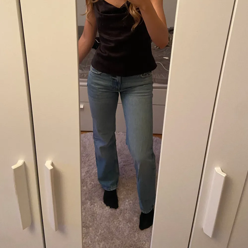 Low waist straight jeans från Gina Tricot i storlek 36. . Jeans & Byxor.
