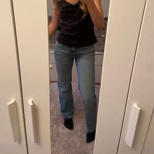 Low waist straight jeans från Gina Tricot i storlek 36. 