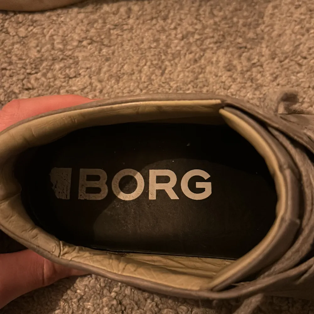Gråa Björn Borg skor, läder material. Väldigt sköna och inte använda så mycket. Storlek 43 och 8/10 skick. Nypris 1200 säljer för 650 kr.. Skor.