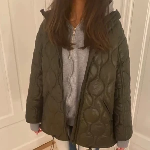 Grön fin vårjacka!! - Såå fin trendig jacka, perfekt till våren!
