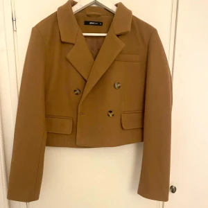 Kort kappa  - Jättefin kappa💖Använt den ett få tal gånger och är i bra skick☺️kappan är i storlek 38 men funkar lika bra om man bär storlek 36💕🫶🏼