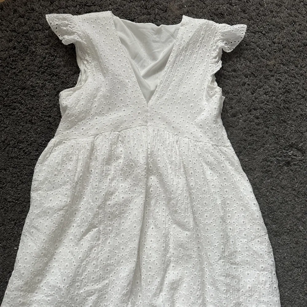 Säljer min gamla konfa klänning då den inte kommer till användning. Kan användas som en jättefin sommarklänning. Använd fåtal gånger då den också blivit för liten över åren.. Klänningar.