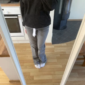 Supersnygga jeans från Ginatricot  - Hej! Säljer nu mina jeans från Gina i storlek 32! Det är i nyskick! Nypris 499kr och kan tänka mig ta 320 för dom! Snap affär kan pris diskuteras🫶🏻