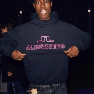 J.Lindeberg CPH Fashionweek hoodie  - Fashionweek tröja från senaste visning i Köpenhamn. Den här modellen säljs inte av JL . Säljer endast hoodien* 