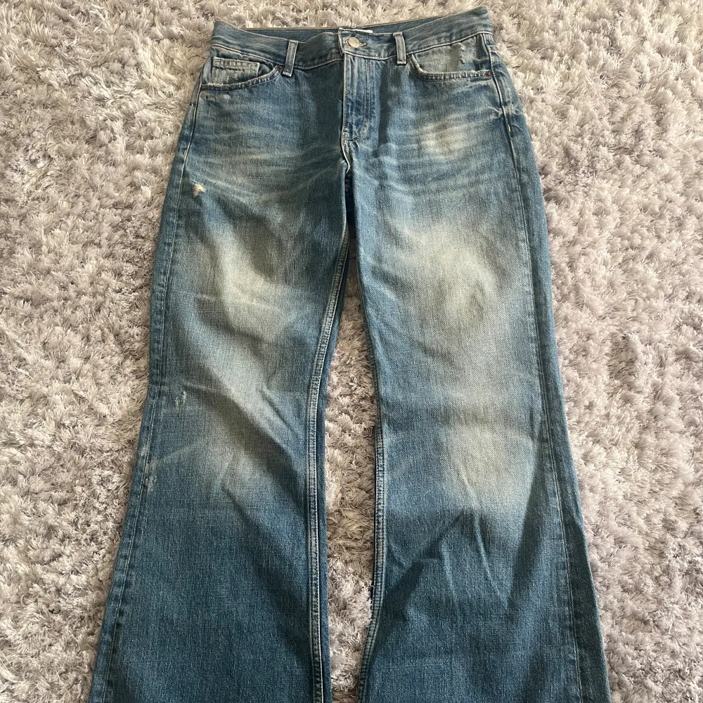 Lågmidjade utsvängda jeans i strl 36/38. Aldrig använda 💗. Jeans & Byxor.