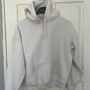 Bikbok vit hoodie - superfin, mer vit i verkligheten! Säljer då jag har för många 🌸❤️