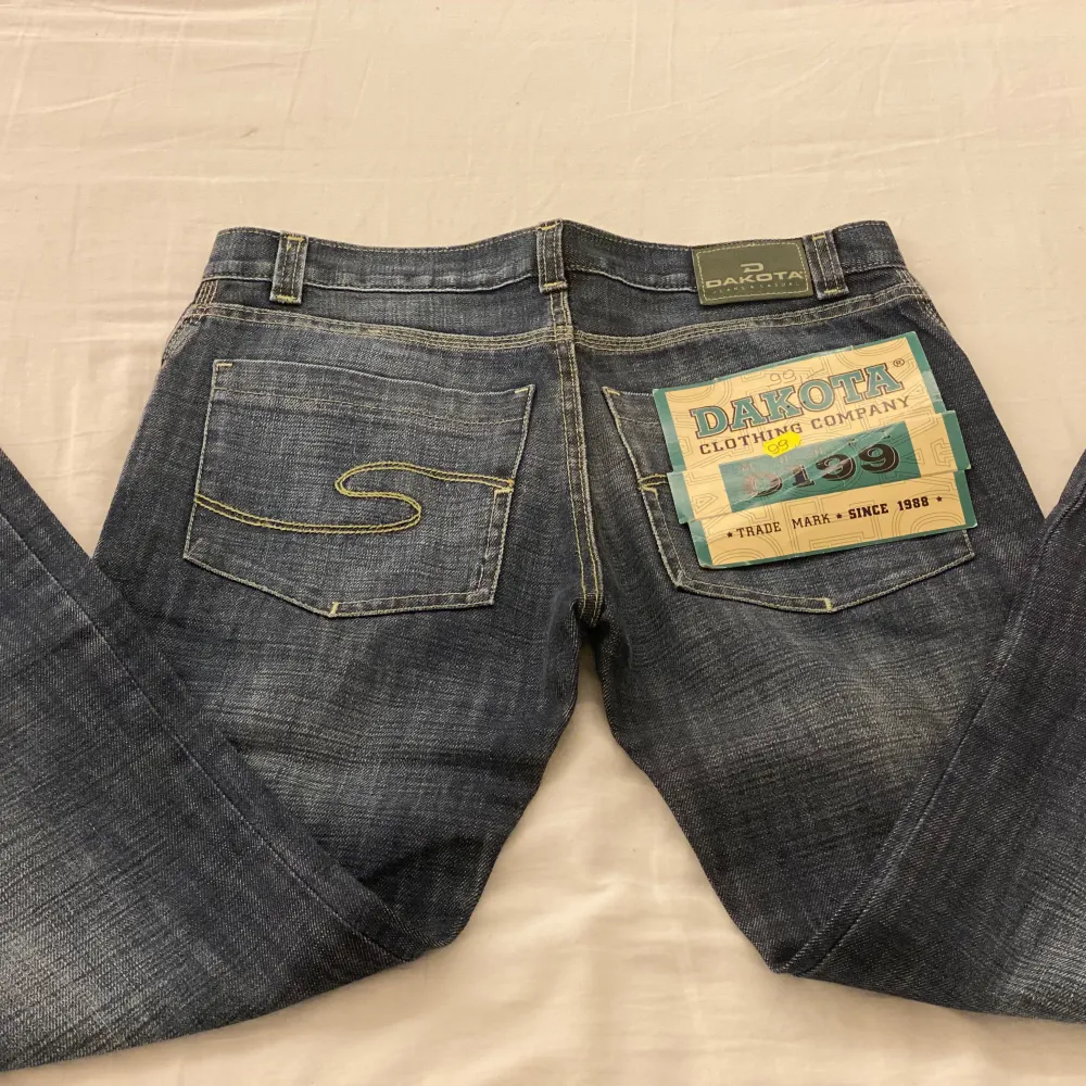 De är lågmidjade mörkblåa jeans som aldrig använts förr💕. De är tyvärr inte i min storlek därav säljer jag. De är i perfekt skick och är har storleken midja 38 och innerbenslängden 80. Kontakta innan köp och för mer info!!😊. Jeans & Byxor.