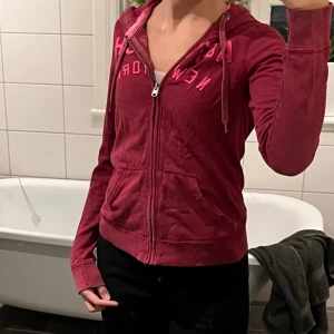 Röd kofta abercrombie & fitch - Mörkröd kofta från Abercrombie & Fitch i storlek S. Fint skick. Använd gärna köp nu!