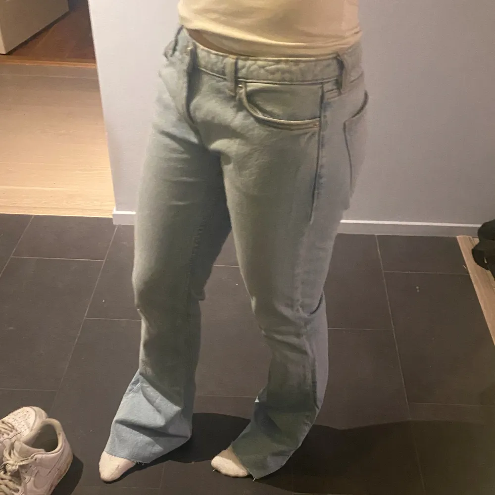 Jätte fina low waisted jeans som tyvärr inte kommer till någon användning då de är för stora för mig. I bra skick, inget slitage någonstans!💕🙌🏻. Jeans & Byxor.