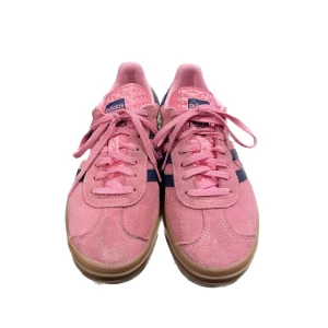 Adidas Gazelle Bold - Säljer dessa Adidas Gazelle's som tyvärr är för små för mig🫶🏼 Perfekta skorna till våren🩷 Använt endast enstaka gånger!  -- Nypris 1.349kr💸