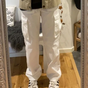 Cargo byxor - Vita byxor från bershka. Använda en gång. Skriv för fler bilder eller frågor! Priset går att diskutera