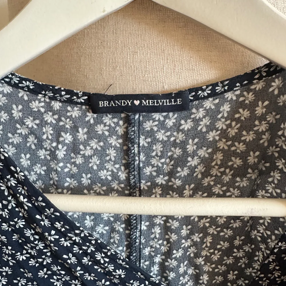 Söt omlottklänning som jag köpt på Brandy Melville i Rom⭐️ Tunnt och skönt material. Snöre i midjan🦋 one size men jag skulle säga xs/s🫶. Klänningar.
