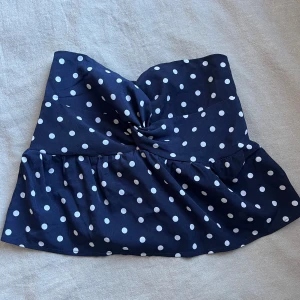 prickigt linne - gulligt linne från shein från början. hade axelband tidigare men klippt av så att den sitter som en bandautopp. säljer då jag aldrig använt det. strl S.