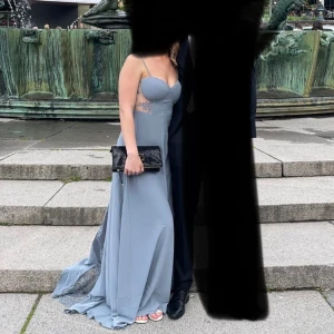 Balklänning storlek S/36 - En superfin balklänning köpt på asos, använd en gång på min killes bal. Pris kan diskuteras vid snabb affär. Kan mötas upp i Mölndal.