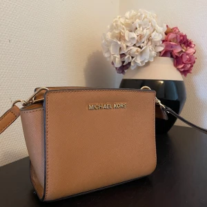 Michael Kors väska - Michael Kors axelremsväska , inga skador! 