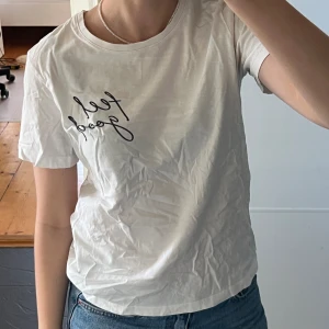 T shirt - T shirt med feel Good tryck, knappt använd! Kontakta för mer bilder och info!