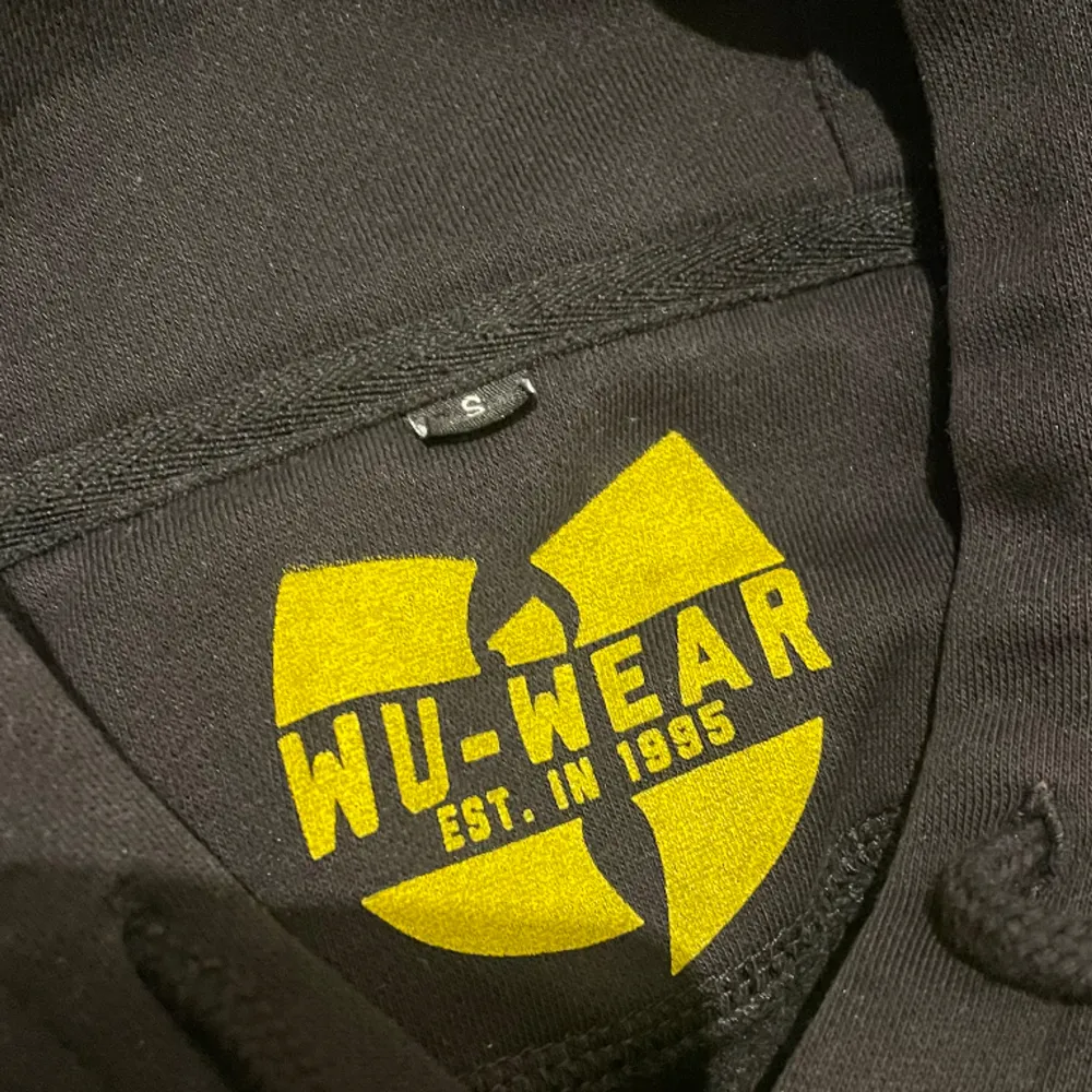 Vintage Wu tang hoodie. Mycket bra skick. Nypris ca 700kr. Skriv för frågor eller mått.. Hoodies.