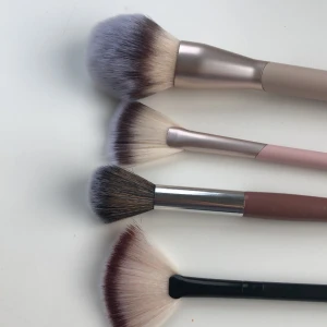 Sminkborstar🎀 - Säljer två highligter borstar och två större.❤️Har inte använt så mycket och alla är tvättade. Originalpris: Caia F15 195kr, Flaer Jumbo 101 229kr Flaer highligter 64kr. Skriv om du vill köpa en enskild!❤️‍🔥Möter upp på Odenplan i Stockholm 