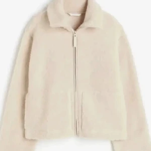 Byta - Har en jacka som är i strl L som jag gärna skulle velat byta mot en i strl M❤️(TRYCK INTE PÅ KÖP NU!)