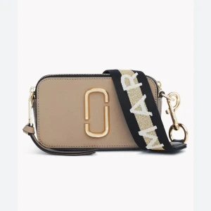 Marc Jacobs väska - Såå snygg väska från Marc Jacobs använd väldigt få gånger nypris 4192🩷priset kan diskuteras 