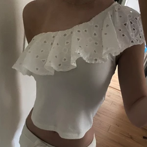 Mango topp - Så fin one-shoulder volang topp från mango i storlek S. Ny med prislapp kvar! Har inte kommit till användning😢 Skriv vid frågor eller bilder💕 Första 2 bilderna är mina egna. Pris är diskuterbart