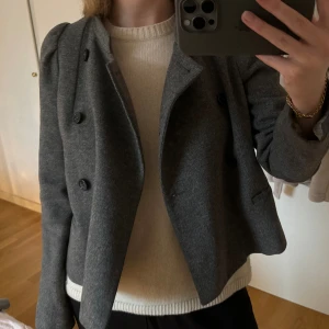 Ba&sh jacka - Kort grå jacka från Ba&sh i Kashmir och ull. Bra skick men lite sliten på insidan. Perfekt till våren! 