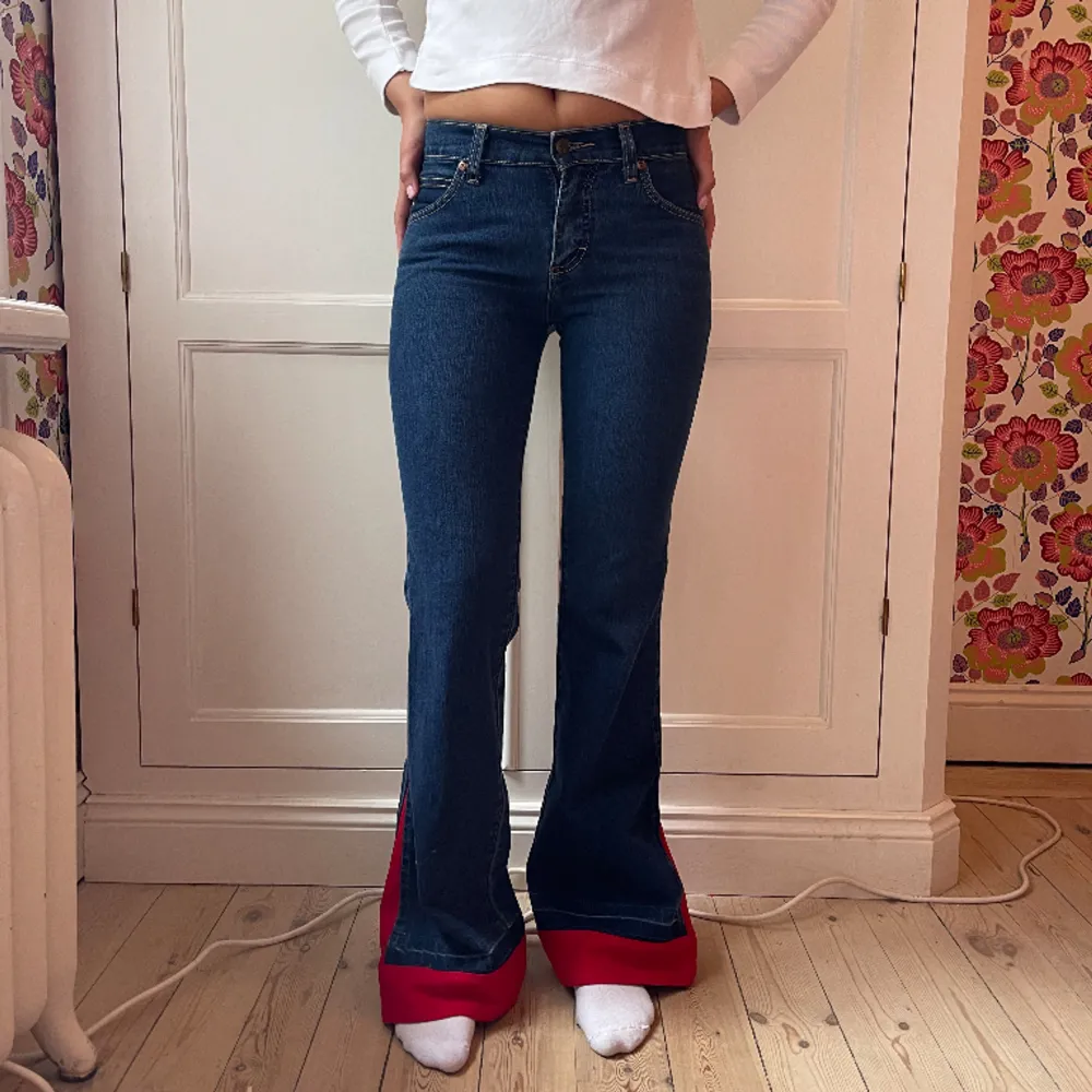 Säljer dessa så snygga lågmidjade jeans från lee☺️☺️🌸🌸midjemått: 34 cm Innerbenslängd: 81 cm. Jeans & Byxor.