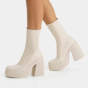Vita boots med klack - Snygga högklackade boots. Använda endast en gång. Säljs då det är lite för höga för min smak.