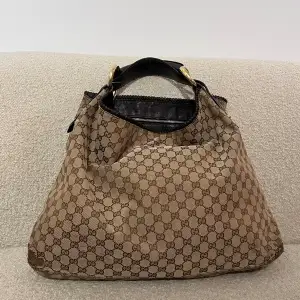 Vintage Gucci Hobo Horsebit GG Large i befintligt skick, finns slitage på undersidan men tycker inte det är särskilt märkbart när man har på sig den - finns fler bilder på det. Perfekt som skolväska!!🩷