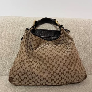 Gucci Hobo Horsebite GG Large - Vintage Gucci Hobo Horsebit GG Large i befintligt skick, finns slitage på undersidan men tycker inte det är särskilt märkbart när man har på sig den - finns fler bilder på det. Perfekt som skolväska!!🩷