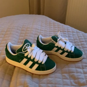 Gröna Campus 00s i nyskick!! - Skorna är i storlek 38! Dock är campus generellt lite stora i storleken så tror definitivt att de passar som 39:or också. 😁 De är i princip helt nya. Har använt de två gånger och därav nedsatt pris. Gröna skosnören ingår! Har tyvärr inte boxen kvar. 