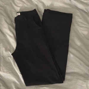 Kostymbyxor - Säljer dessa kostymbyxor från Madlady i storlek W:S/L:34. Nypris runt 600kr, säljer mina för 250kr+frakt! Köparen står för frakten, ansvarar ej för postens slarv ☺️