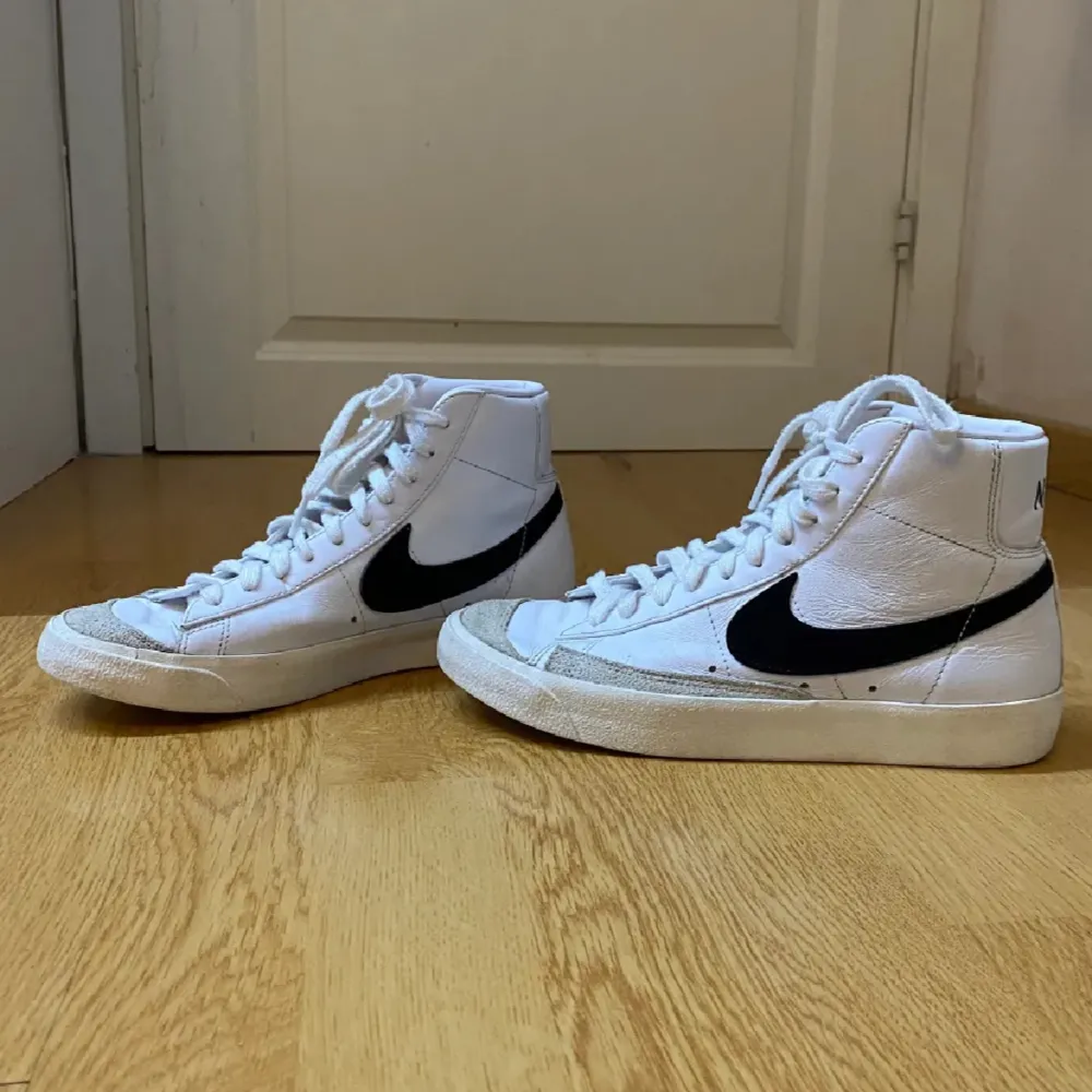 Sneakers från Nike. Modellen BLAZER ’77. Sparsamt använda. Bara använda en sommar. Tvättade och fixade. Den enda defekten är att tyget där fram är lite gråare, men inget man märker av. Nypris 1245 kr. Mitt pris 200  kr. Skor.