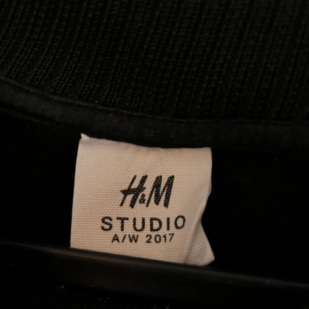 Sweatshirt från H&M Studio. Använd men i fint skick utan fläckar eller hål ✨ Priset är förhandlingsbart!. Hoodies.