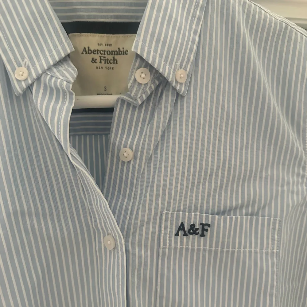 Randig figursydd skjorta från Abercrombie & Fitch. Använd 1-2ggr så i mycket fint skick. Nypris ca 750kr. . Skjortor.