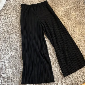 Fin byxor⭐️ - Svarta ribbade byxor från Cubus . Utsvängda. Fina. (Ganska korta) (aldrig använda )⭐️💘🙌🏼