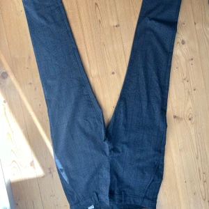 Kostymbyxor  - Ett par kostymbyxor från zara. Aldrig använda extremt bra skick och väldigt snygga. Storlek 30/30 