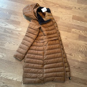 CRW ridparkas helt ny! - Lång parkas från CRW. Stl 158/164 Helt ny, prislapp kvar.